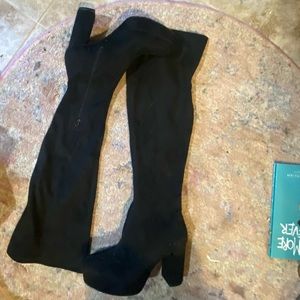 THIGH HIGH BLACK BOOTS